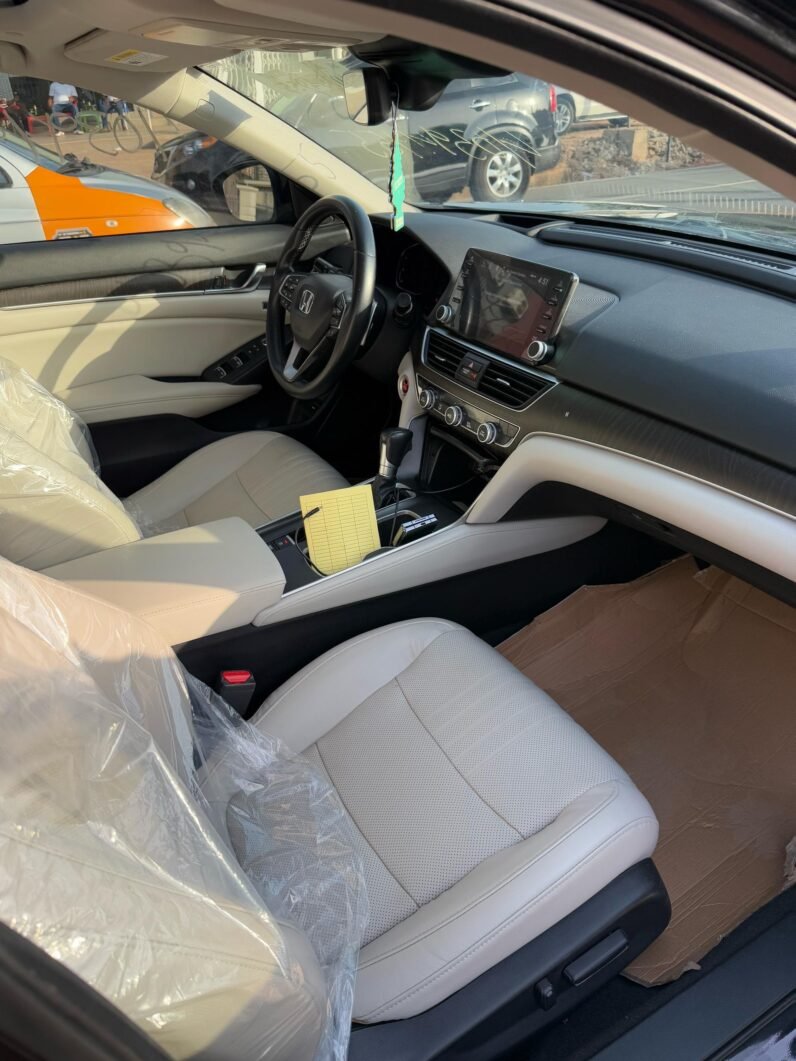 
								2018 Honda Accord Touring full									