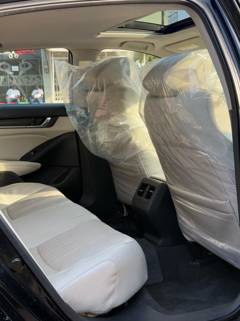 
								2018 Honda Accord Touring full									