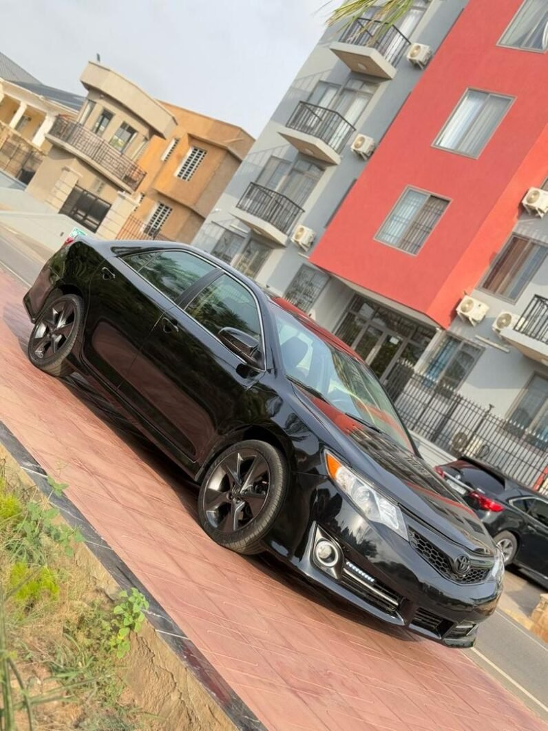 
								2014 Toyota Camry SE full									