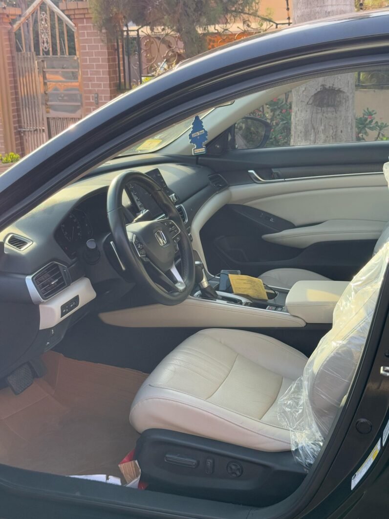 
								2018 Honda Accord Touring full									